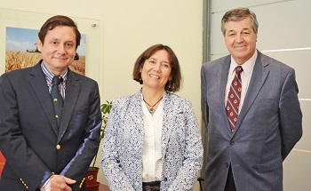En la fotografía de izquierda a derecha: Miguel Canala-Echeverría, gerente general de ASOEX; Claudia Carbonell, directora de Odepa y Ronald Bown, Presidente de ASOEX