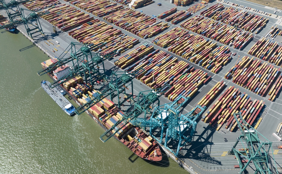 Labarca, quien lleva 30 años en el negocio de exportación de frutas desde Chile, señala que la industria hortícola enfrenta desafíos particulares, pero que el enfoque debería ser uno solo. “Lo que los exportadores necesitan hacer es llevar la fruta a su destino en buen estado. Eso es lo más importante”, afirma. Destaca que, aunque Chile enfrenta un arancel del 10 %, su mercado tiene la ventaja de contar con una larga costa en el Pacífico, lo que facilita ofrecer varios servicios consolidados hacia sus dos mayores socios comerciales: China y Estados Unidos. Aunque navegar hacia este último suele implicar enfrentar congestión y demoras en el Canal de Panamá, la ubicación del país sigue jugando a su favor. A pesar de cualquier ventaja, los aranceles pueden y afectarán a todo el ecosistema comercial. La industria naviera crece a un ritmo anual promedio del 7 %, y esta expansión, explica Wadey, conlleva la posibilidad de sobrecapacidad. Por el momento, esta amenaza se ha visto compensada por contingencias geopolíticas, como la congestión en el Canal de Panamá, la inestabilidad en el Canal de Suez y un desequilibrio general entre las rutas que van y vienen de Asia hacia el hemisferio Norte. Pero se trata de un equilibrio frágil, y la política comercial de Estados Unidos podría ser el punto de inflexión que empuje a la industria naviera hacia un ajuste. Al fin y al cabo, los aranceles actúan como un elemento disuasorio para el comercio, lo que simplemente significa menos comercio. 