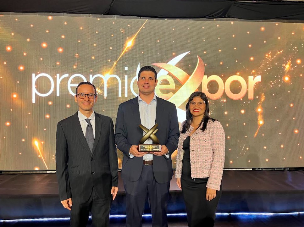Reybanpac recibe galardón a la Excelencia en Sostenibilidad Ambiental durante el PremioeXpor 2025