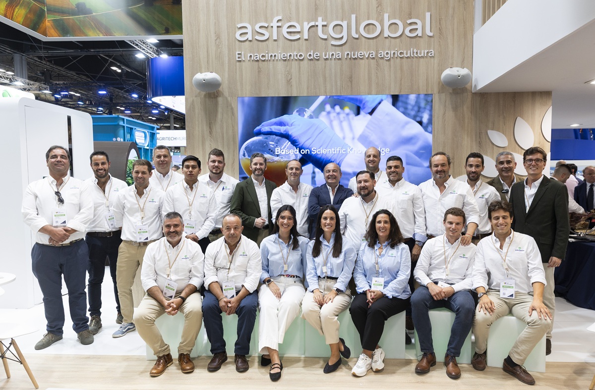ASFERTGLOBAL, empresa especializada en biofertilizantes, bioestimulantes y soluciones de biocontrol, presentó en Fruit Attraction 2025 sus más recientes innovaciones, consolidando su posición como referente en el ámbito de las biosoluciones agrícolas. “Fruit Attraction es un punto de encuentro estratégico donde compartimos nuestra visión, presentamos nuestras tecnologías y reforzamos nuestro compromiso con los agricultores, ayudándoles a mejorar la productividad y a avanzar hacia una agricultura más resiliente y sostenible”, señalaron desde ASFERTGLOBAL. “Siempre es inspirador volver de esta feria con relaciones fortalecidas y la certeza de que estamos contribuyendo activamente al futuro del sector, agregó la empresa en un comunicado de prensa.