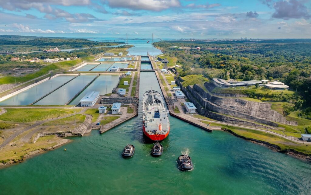Canal de Panamá reducirá el calado máximo para buques Neopanamax a partir de julio