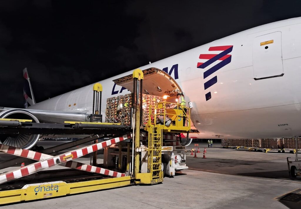 Brasil inaugura nueva ruta aérea de carga para agilizar la exportación de fruta fresca a Europa
