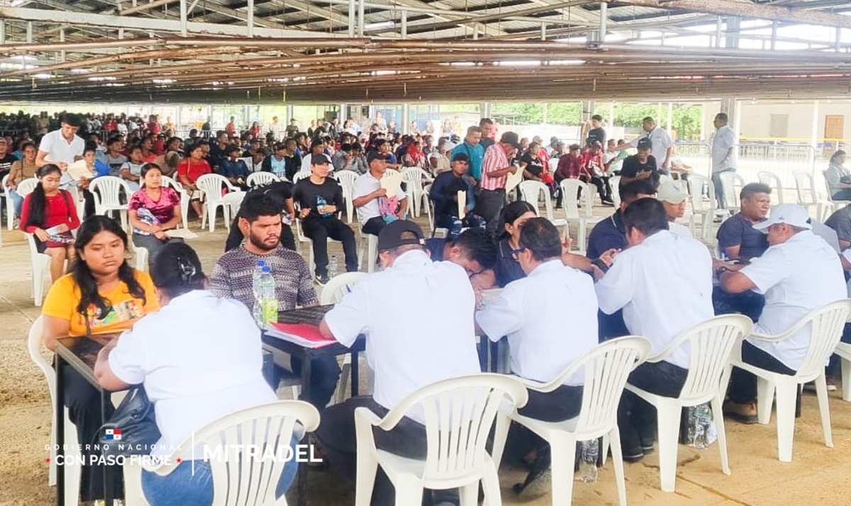 Más de 5.800 personas participan en jornada de contratación para el regreso de Chiquita Panamá a Bocas del Toro