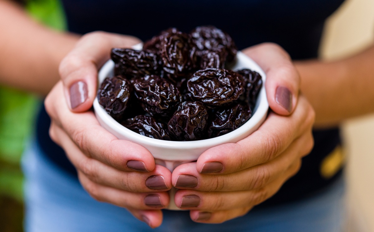 Consumo diario de ciruelas deshidratadas es evaluado como estrategia para frenar la pérdida ósea