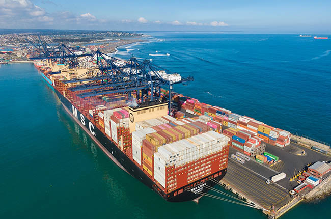 Recalada de barco en el puerto.