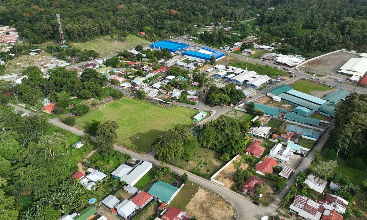 Costa Rica: Comunidades del Caribe mejoran su infraestructura vial y drenajes con aporte de la industria bananera