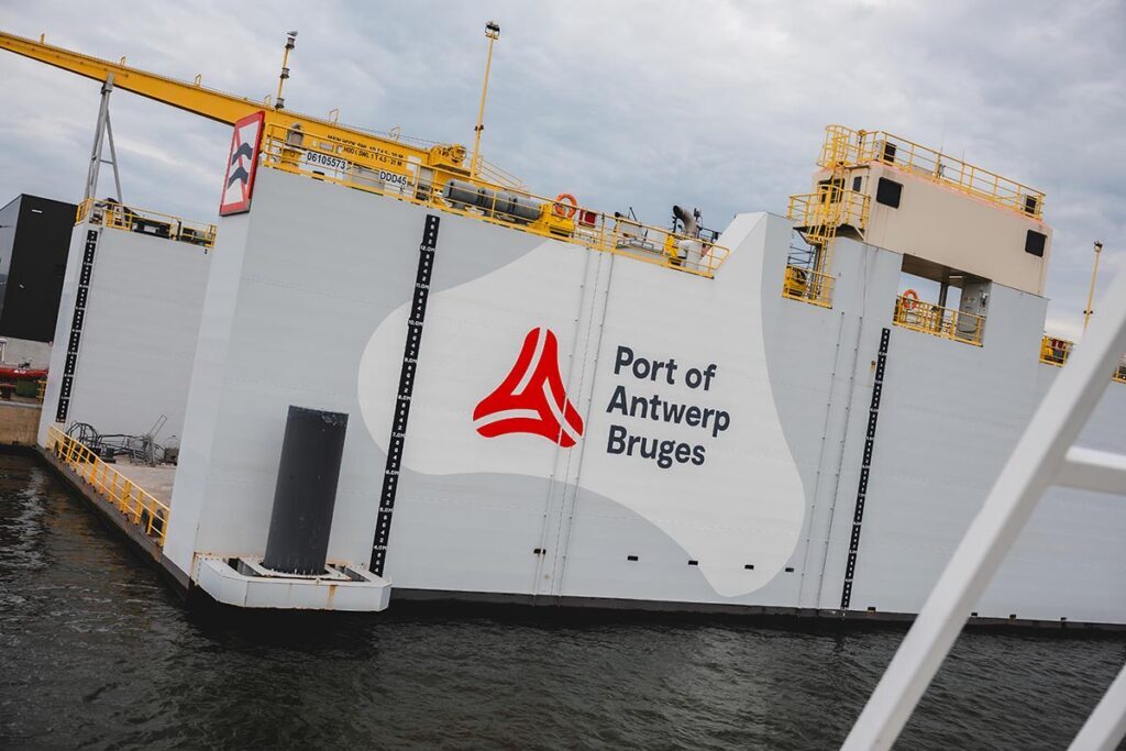 Contenedores en Puerto de Amberes-Brujas