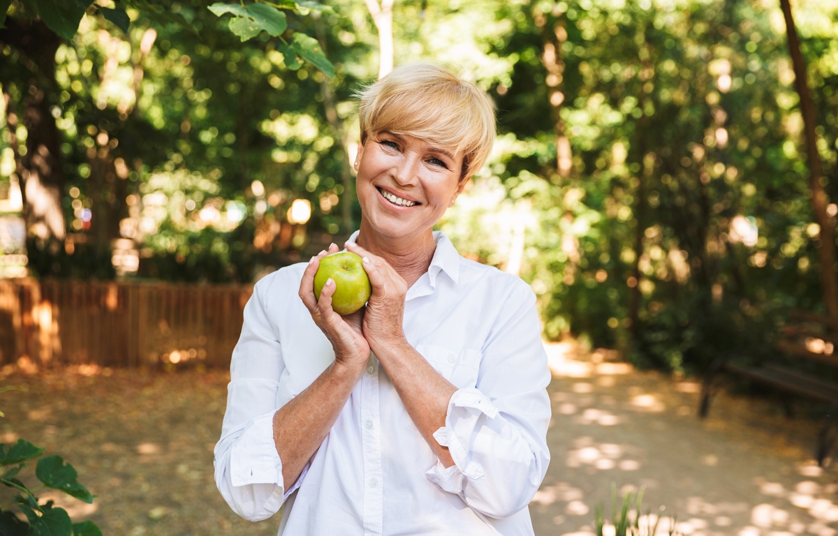 Estudio vincula consumo diario de berries y otras frutas con mayor felicidad y optimismo en mujeres mayores