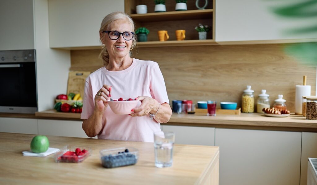 Vinculan consumo diario de berries con mayor felicidad y optimismo en mujeres mayores