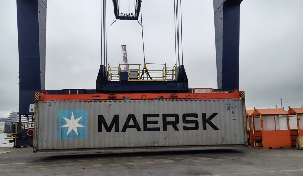 STI incorpora nuevo spreader para optimizar el manejo de contenedores vacíos en el terminal de San Antonio