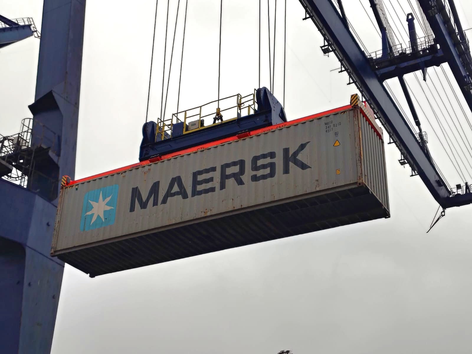 STI incorpora nuevo spreader para optimizar el manejo de contenedores vacíos en el terminal de San Antonio