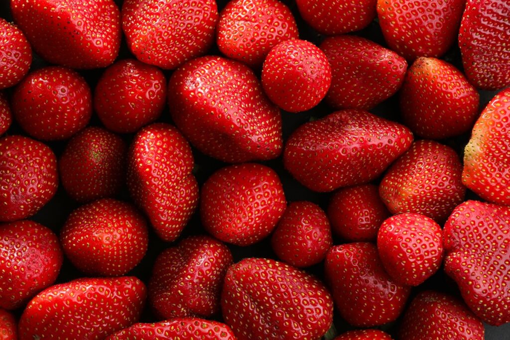 Buen clima impulsa primeras cosechas comerciales de fresas al aire libre en Reino Unido y acelera oferta local
