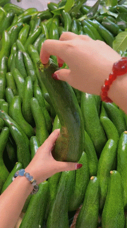 Un aguacate con forma de pepino y que se come como banana es viral en China 4 Un aguacate con forma de pepino y que se come como banana se vuelve viral en China