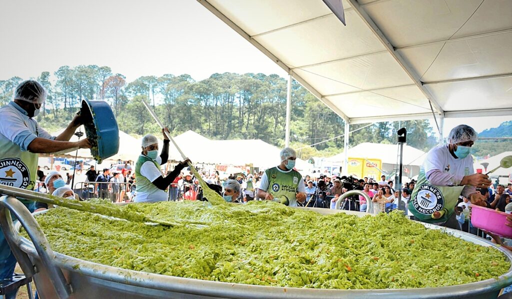 Aguacate mexicano bate récord mundial con gigantesco bowl de guacamole en Michoacán