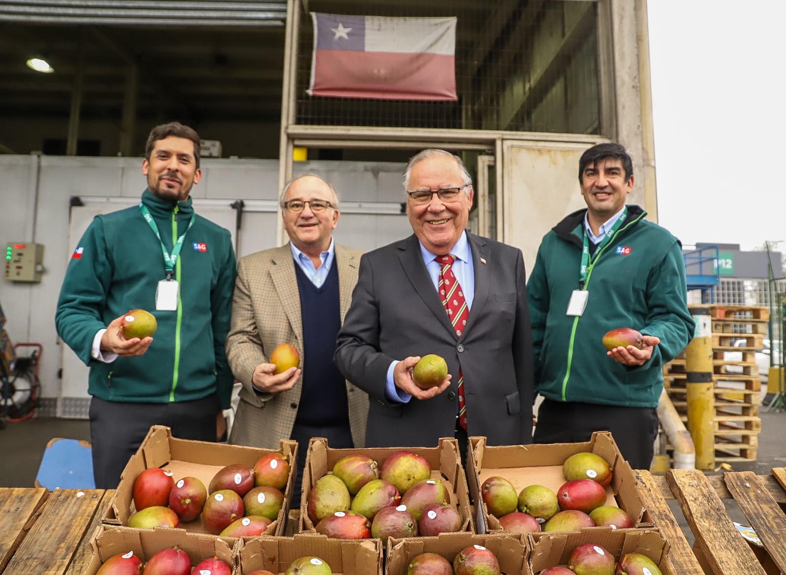 Ministro Campos fiscalizando en terreno el control de la Mosca de la Fruta