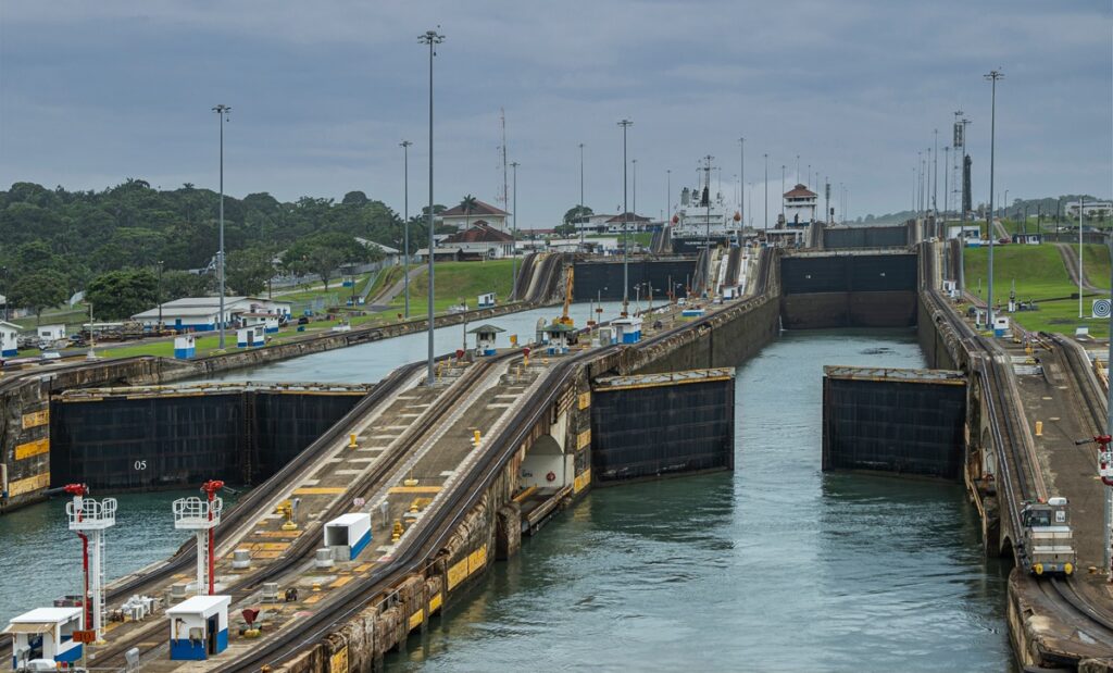 Canal de Panamá reducirá calado máximo para buques neopanamax