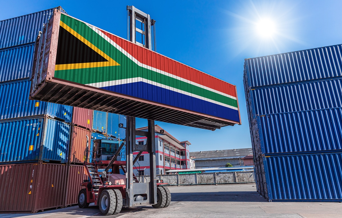 Sudáfrica recorta su estimación de exportaciones de cítricos por menores volúmenes de mandarinas y Navel 3 puerto con contenedores sudafrica SHUTTERSTOCK