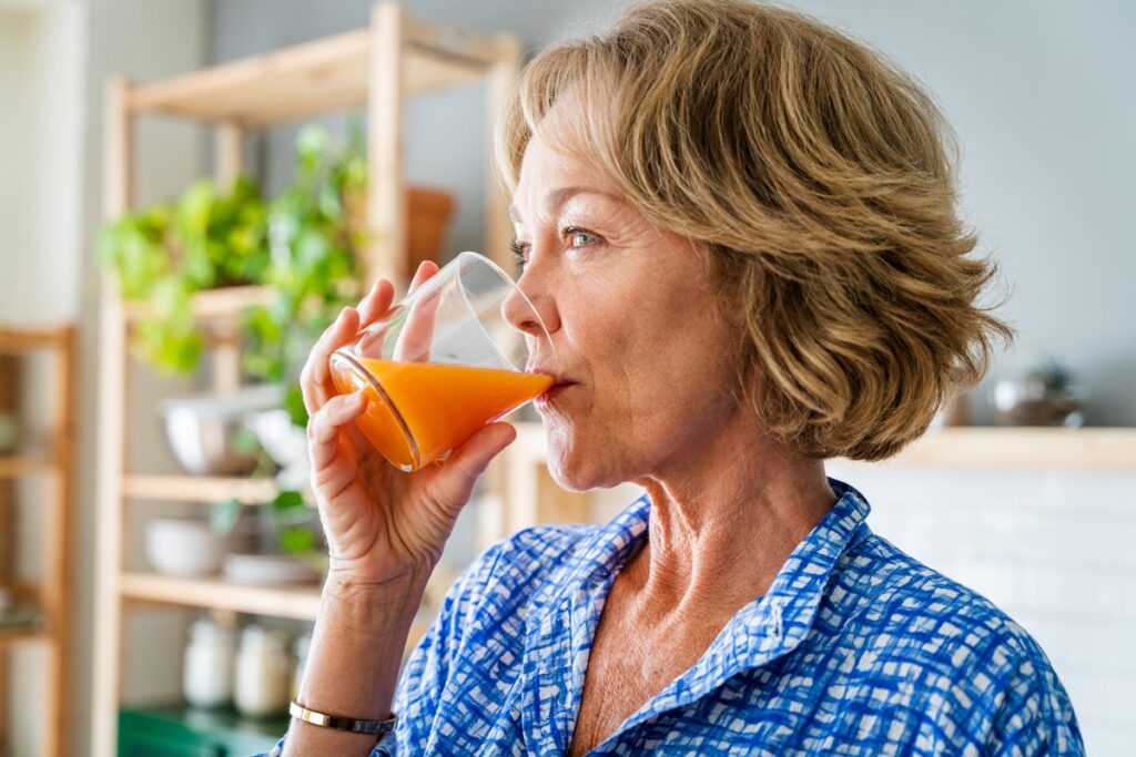 Altos niveles de vitamina C podrían mejorar la salud cerebral en adultos mayores