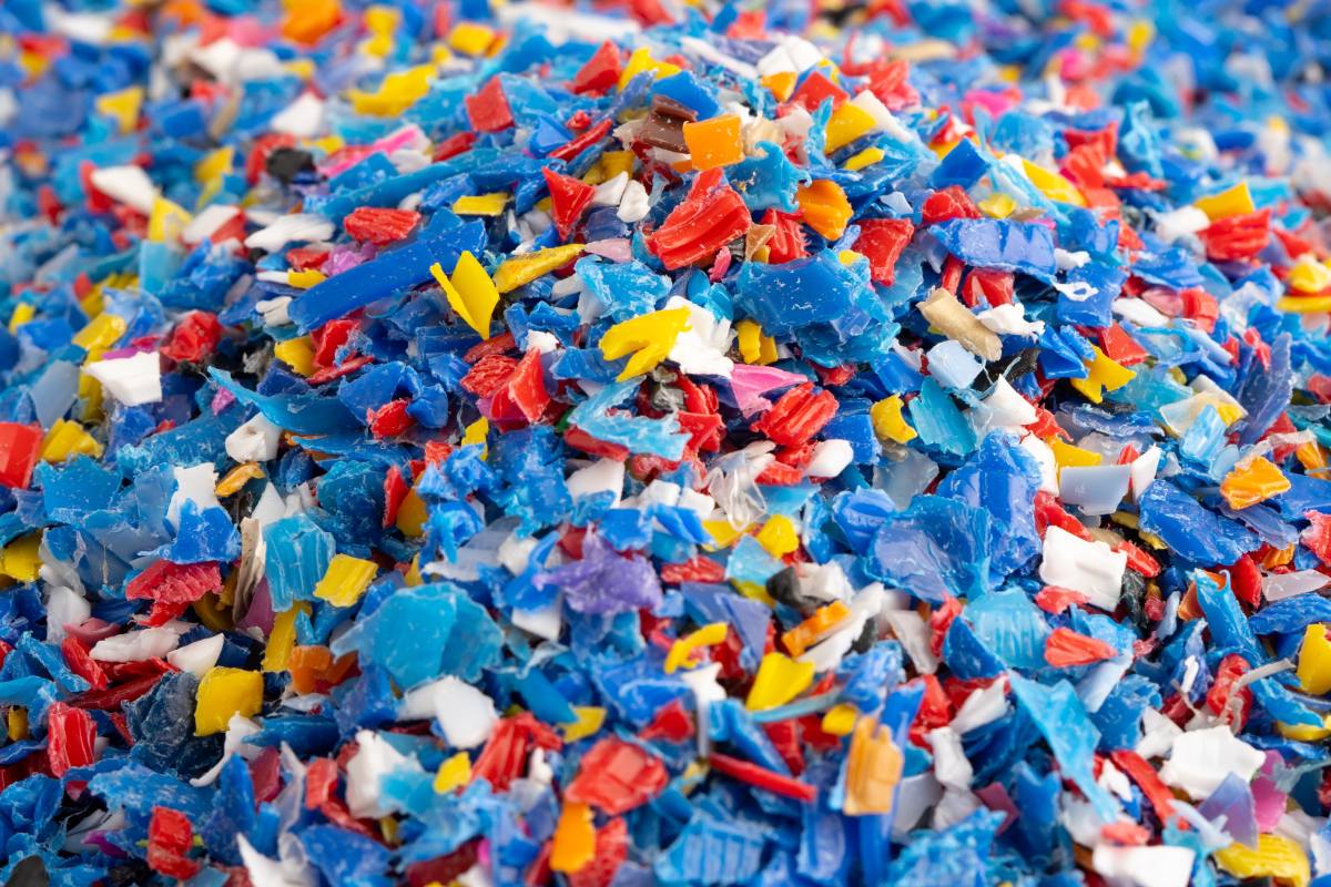 Cambio hacia envases plásticos sostenibles enfrenta obstáculos regulatorios y de mercado